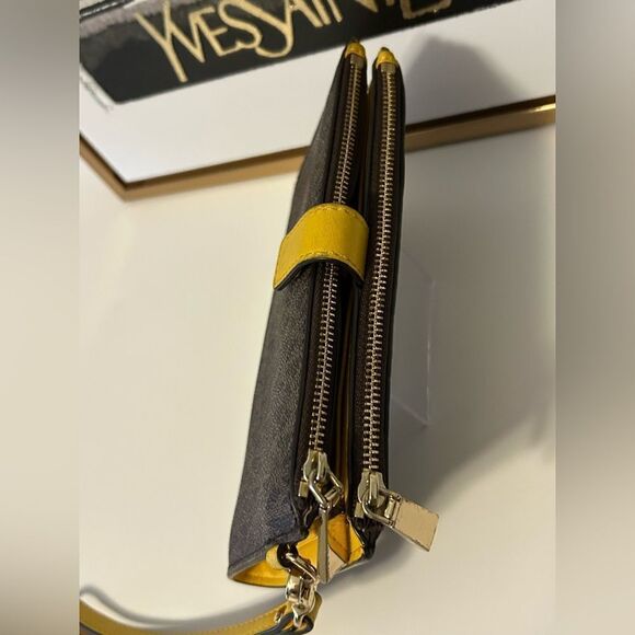 Michael Kors Signature Adele Smartphone double upper Wallet Wristlet 
Cellphone - Picture 4 of 7